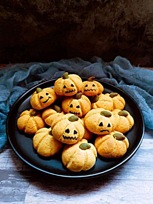 Halloween treats - Homemade Pumpkin Cookies Recipe